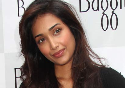 Actress Jiah Khan hangs herself at Juhu residence, Bollywood reacts